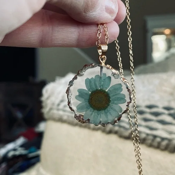 New! Romantic Dried Flower Pendant Necklace - Picture 3 of 5